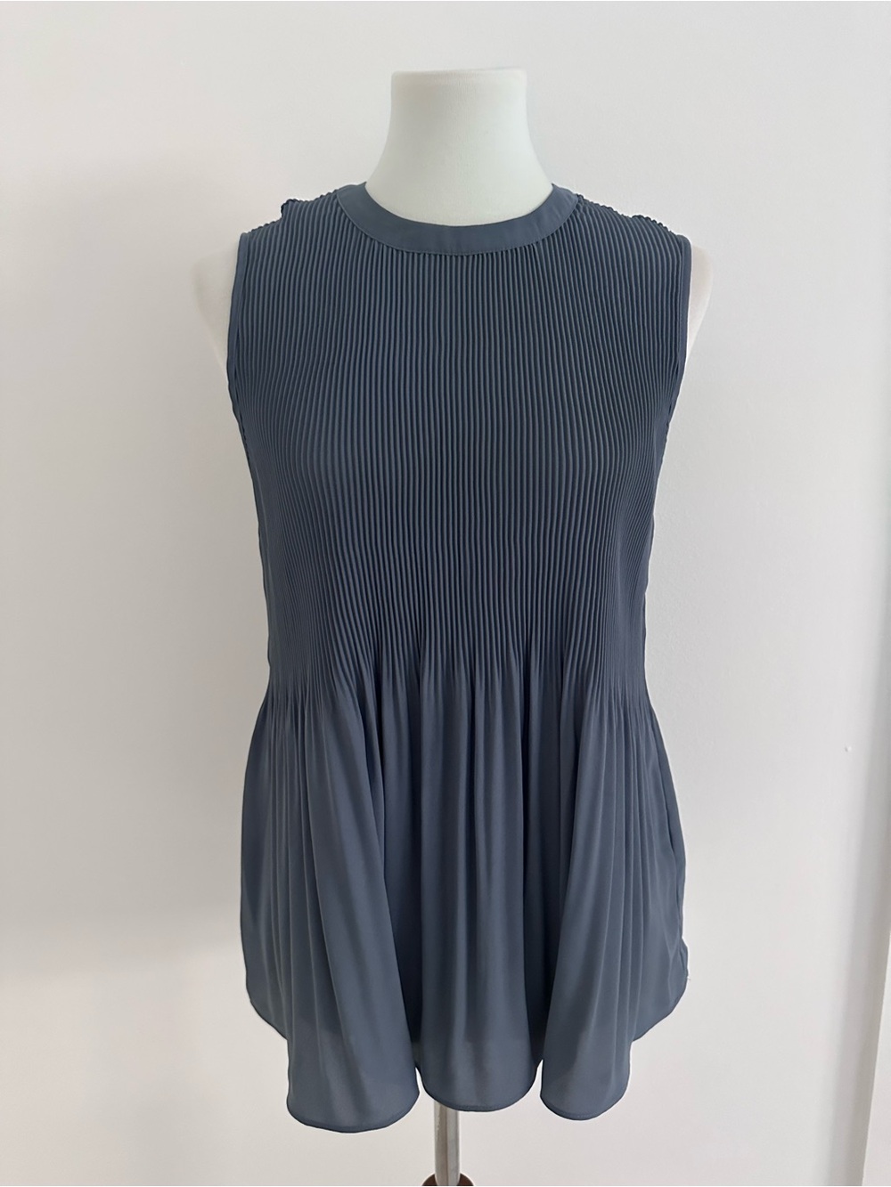 Adrianna Papell Gray Flowy Sleeveless Pleated Top Size Medium